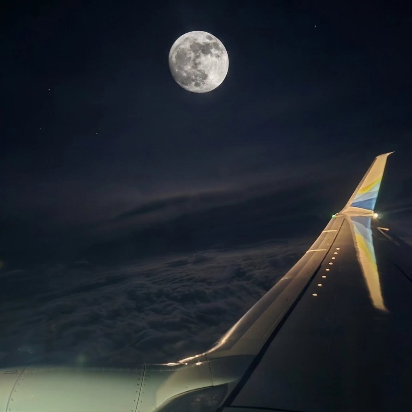 Are you flying to the moon? Window-seat physics at 36,000 feet.